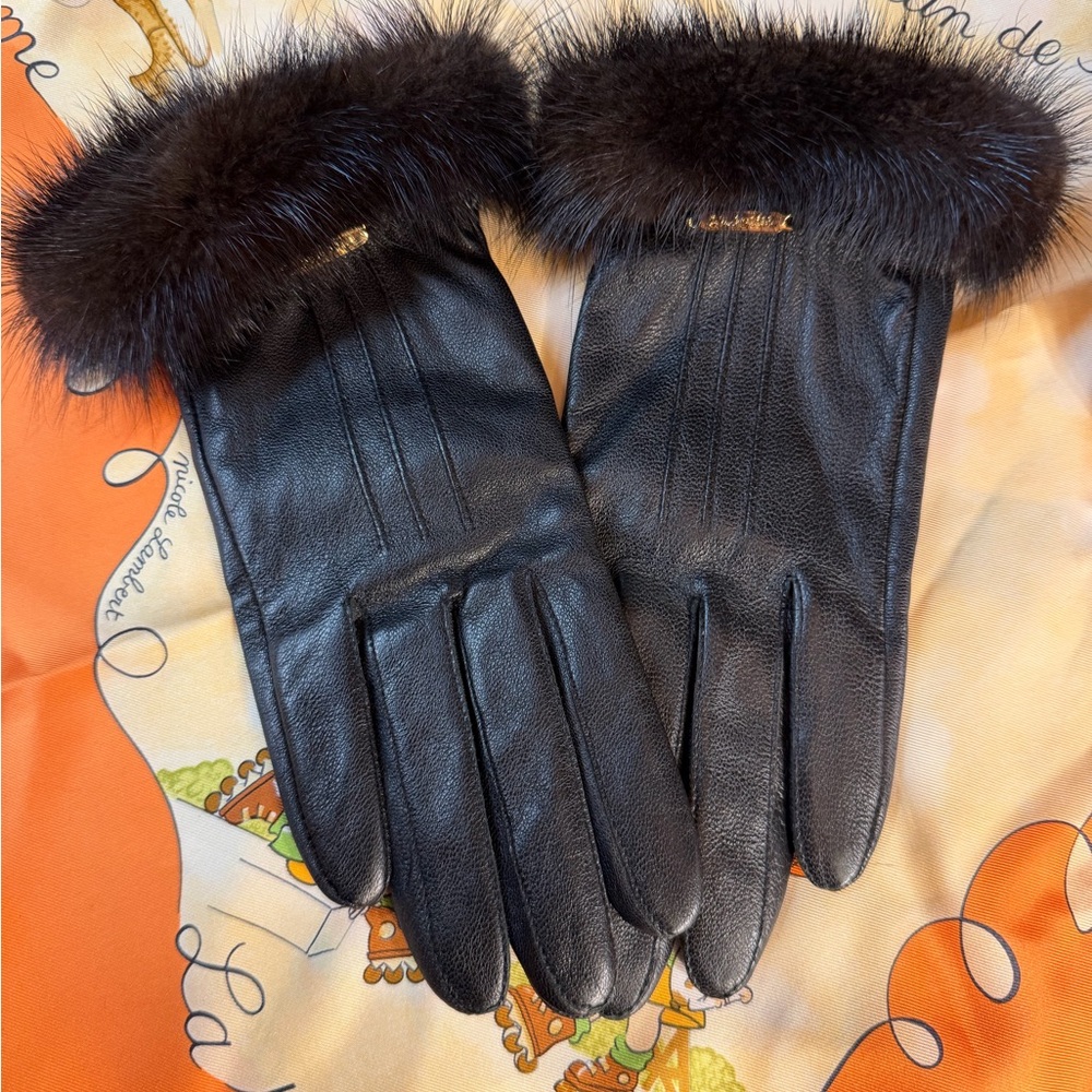 Elegant St. John Black Leather and cashmere lining  Gloves with mink Fur Trim